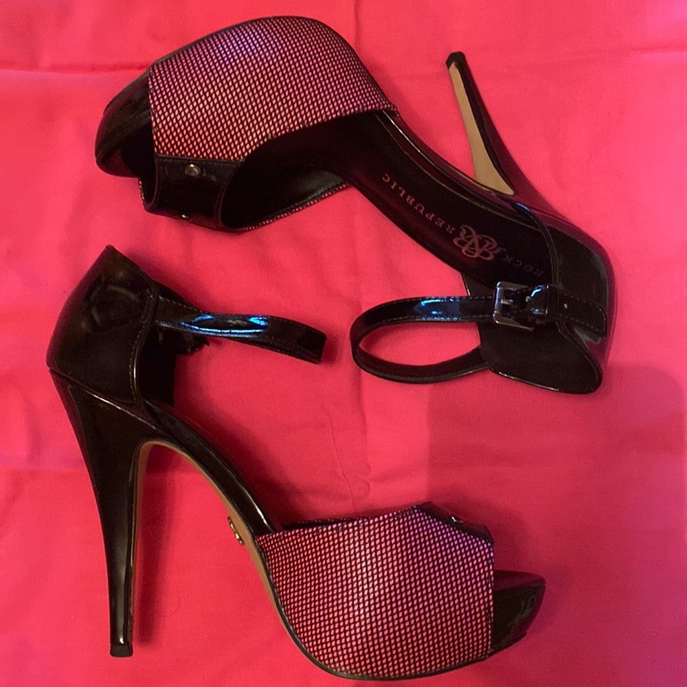 SEXY black and hot pink fishnet heels 💕🖤